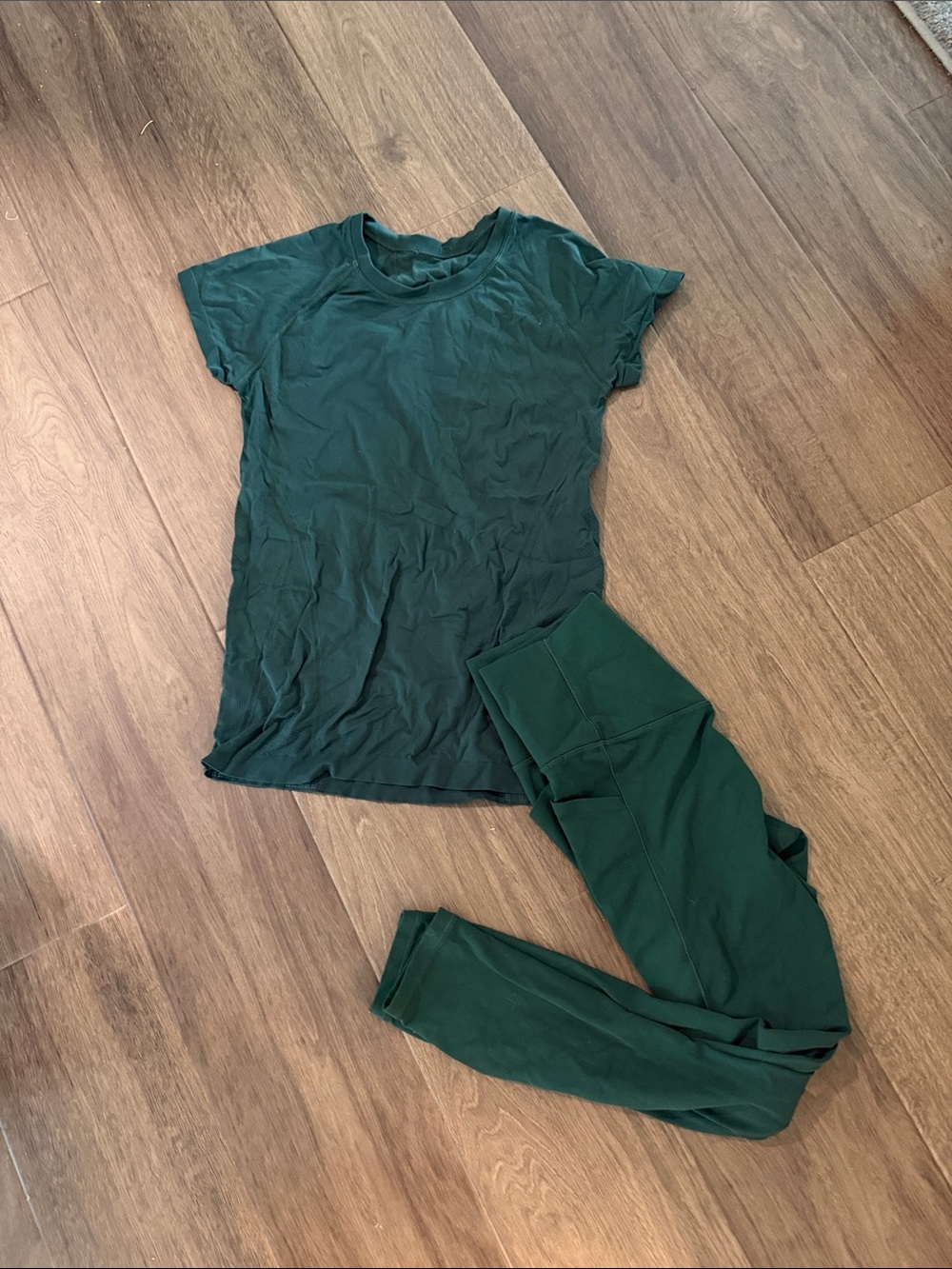 Athleta Motionless top and Salutation Stash 7/8 leggings in Dark Green